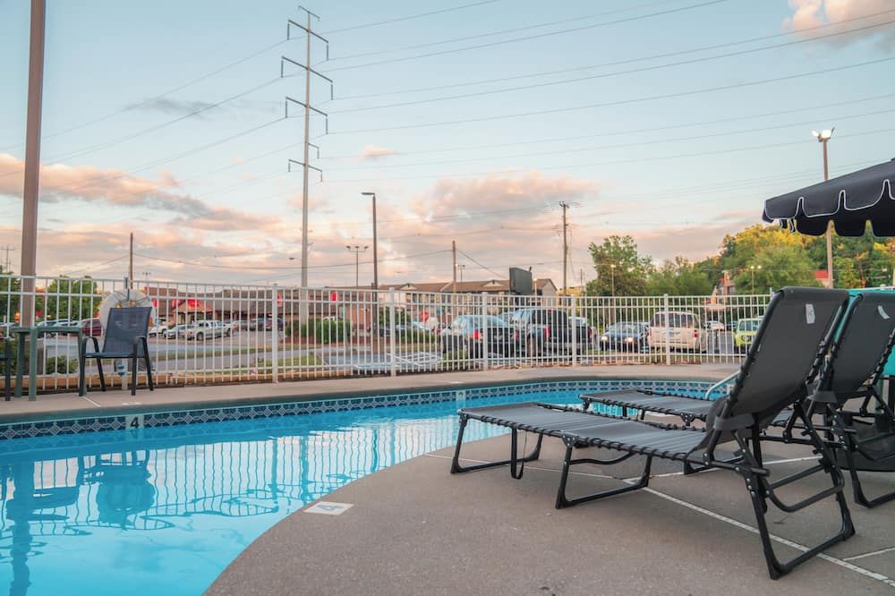 حوض السباحة