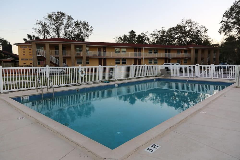 حوض السباحة