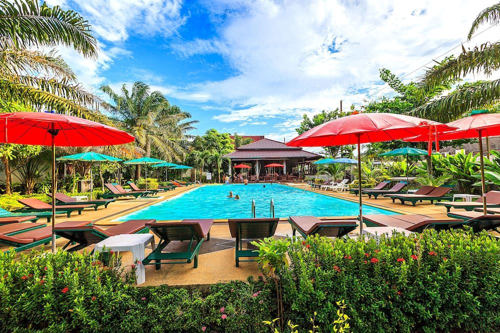 حوض السباحة