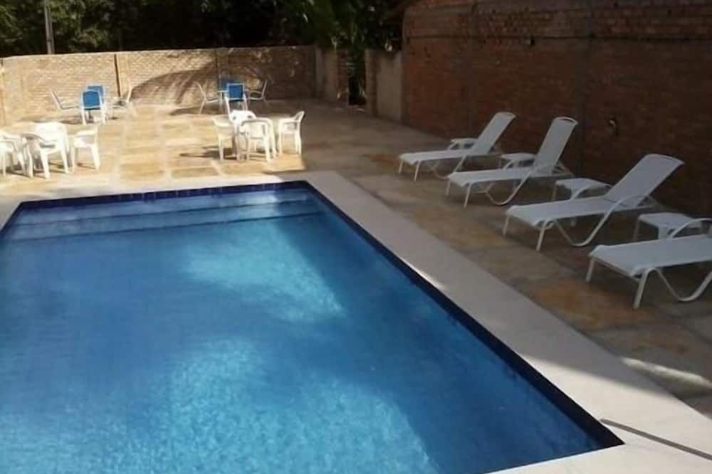 حوض السباحة