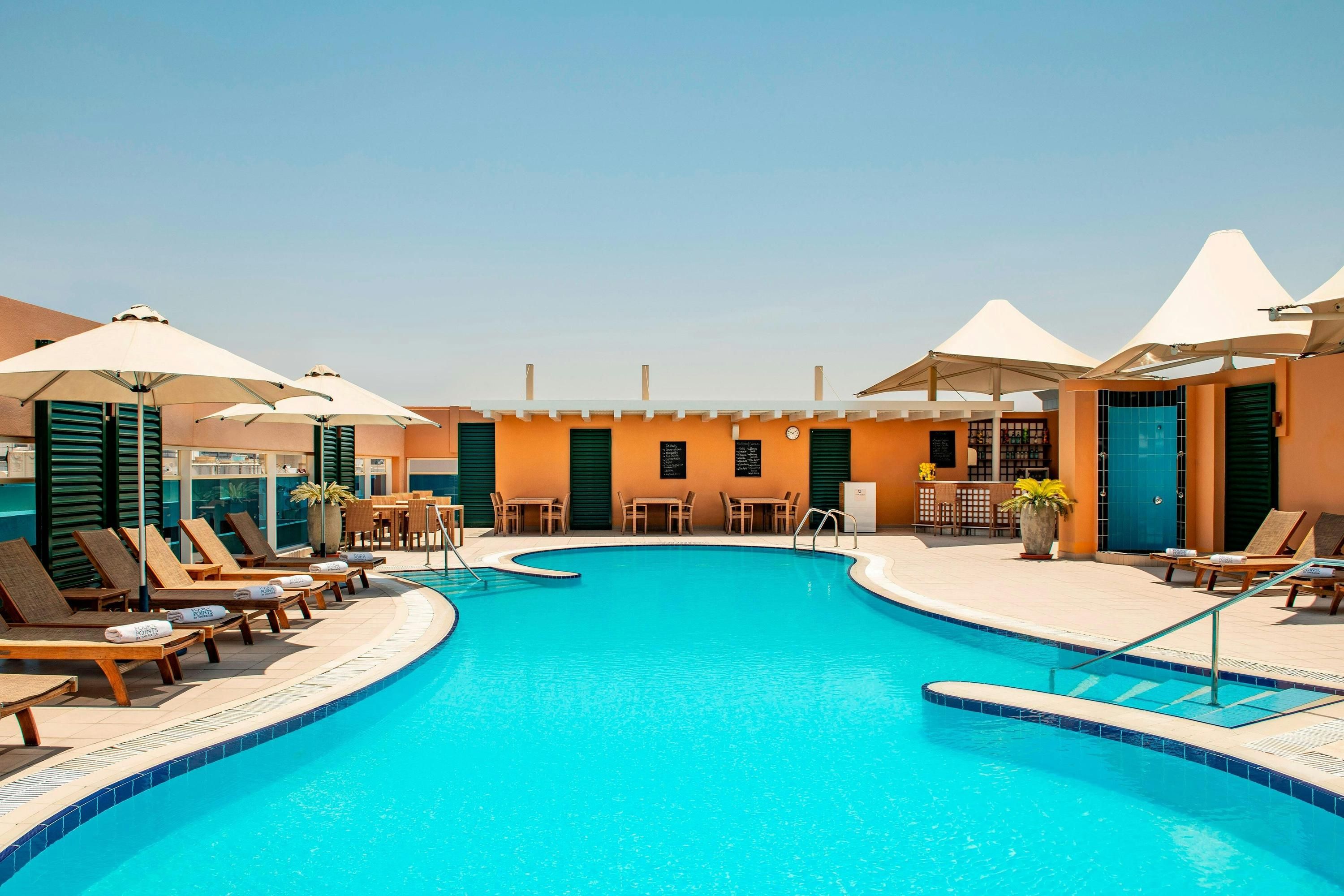 حوض السباحة