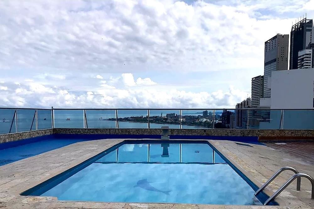 حوض السباحة