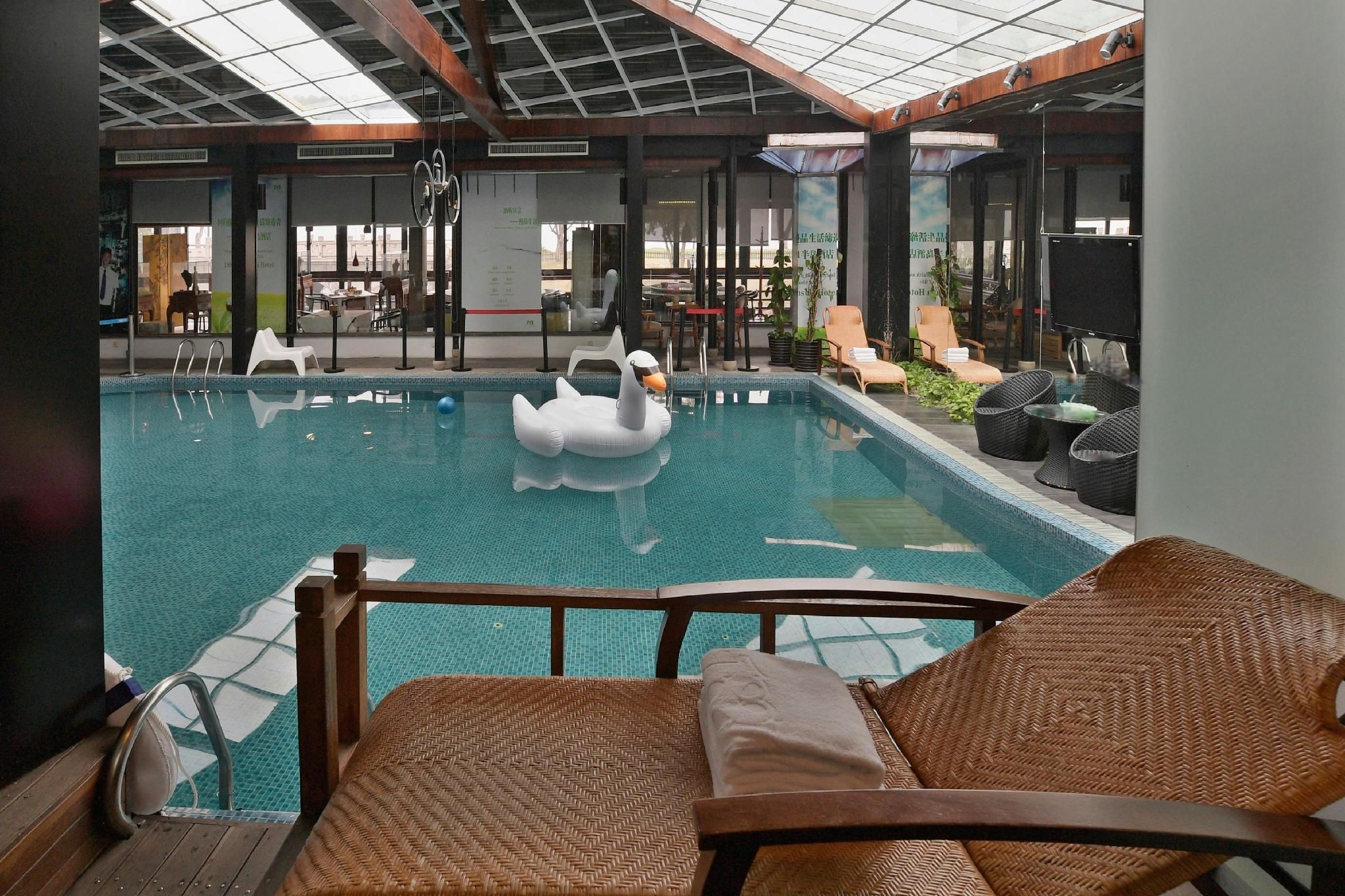 حوض السباحة