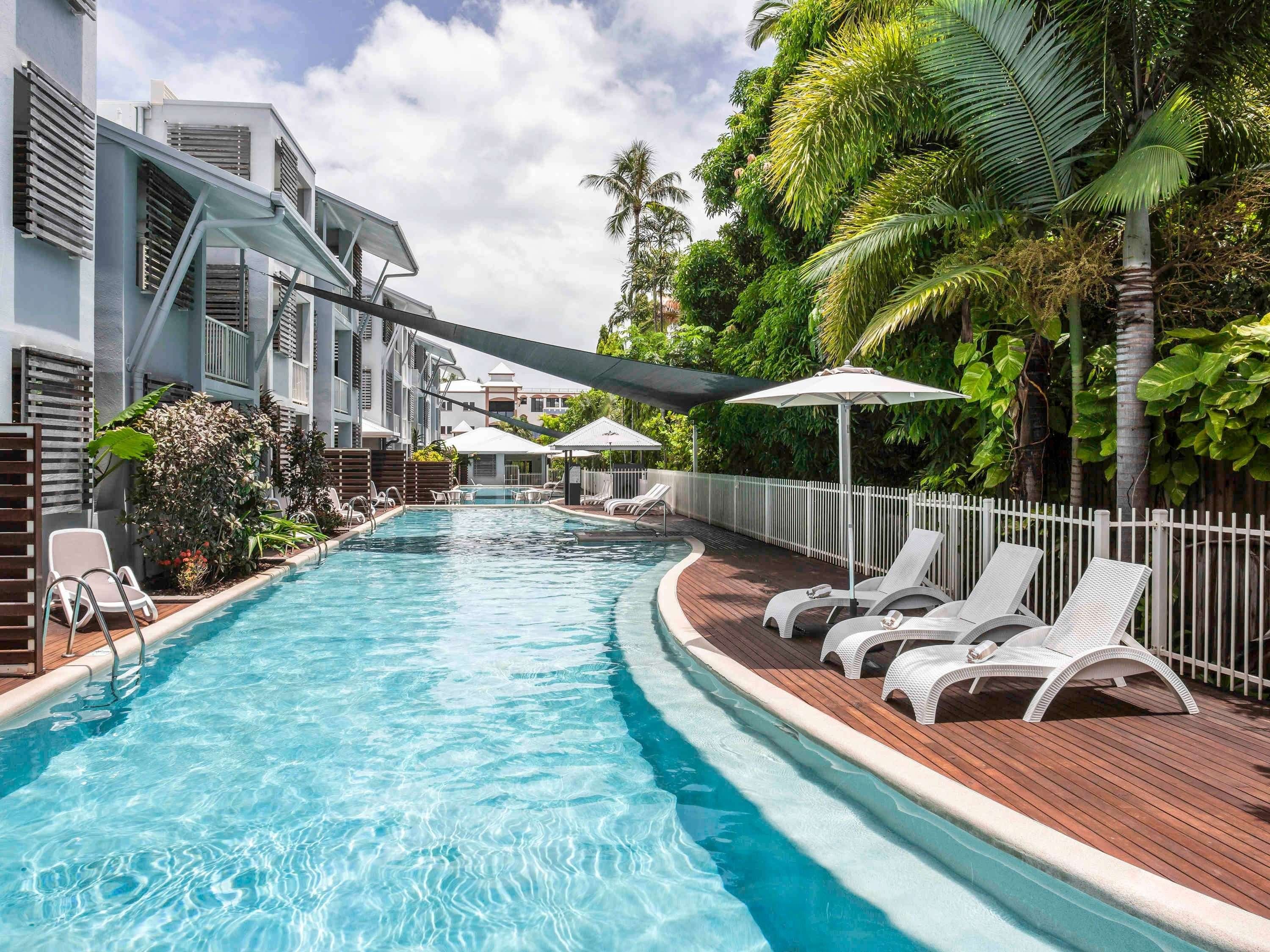 حوض السباحة