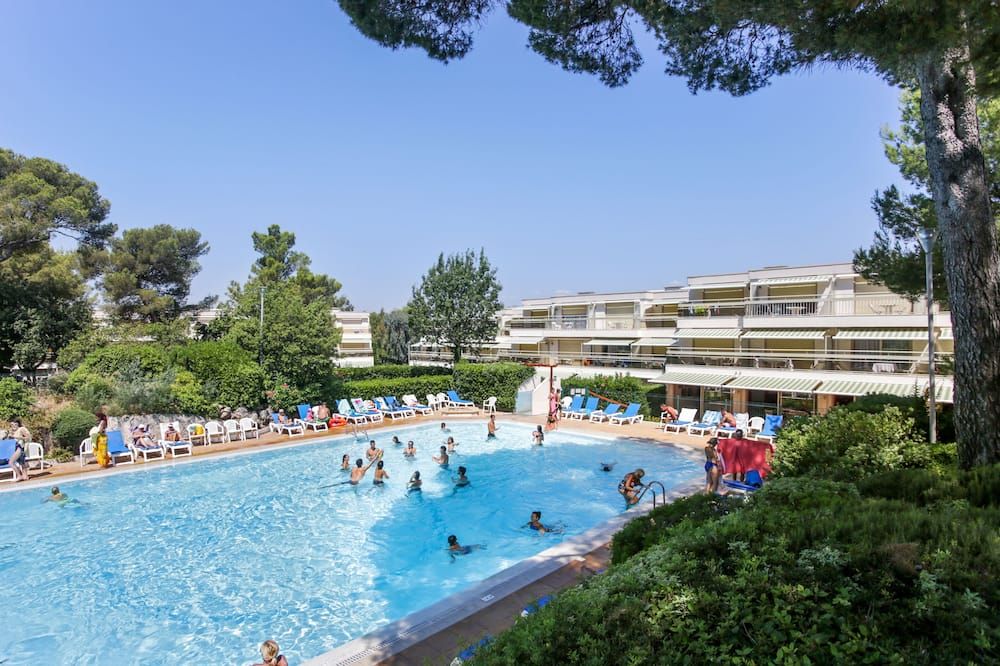 حوض السباحة