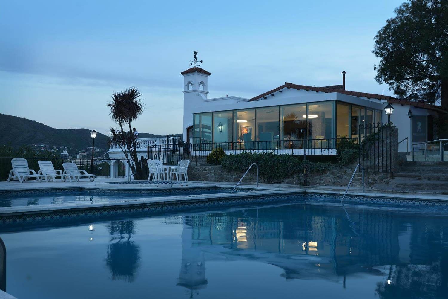 حوض السباحة