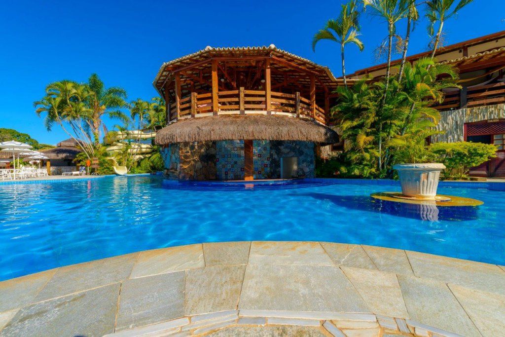 حوض السباحة